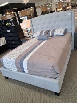 Hermosa cama queen nueva en caja