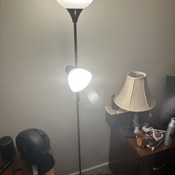 6ft Lamp 2 Light Bulb Heads 15$ 