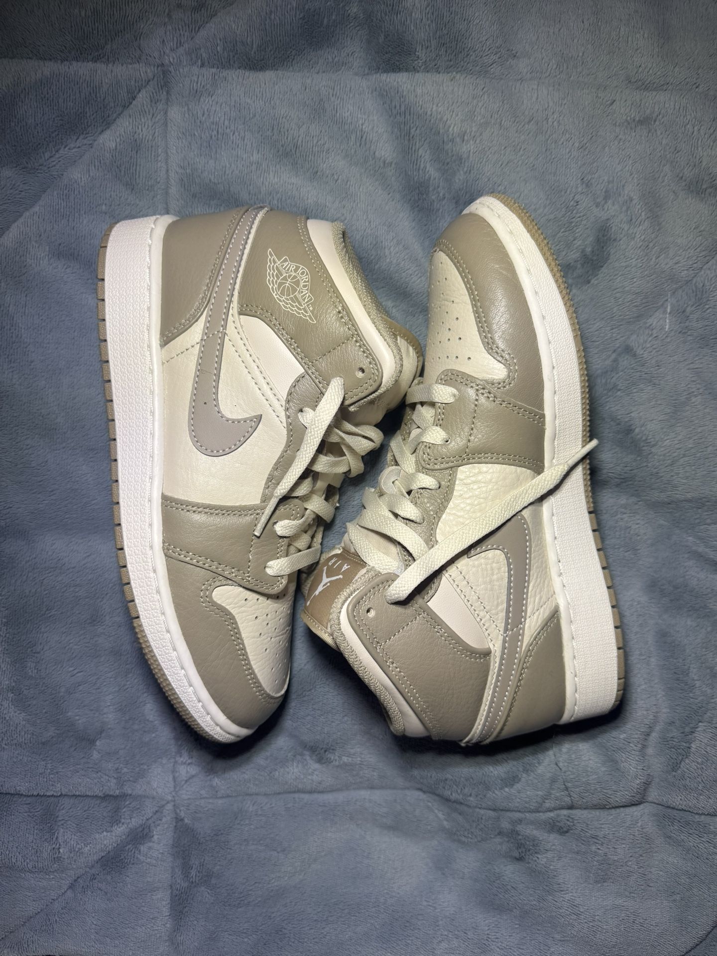 Mid Nike Air Jordan 1s