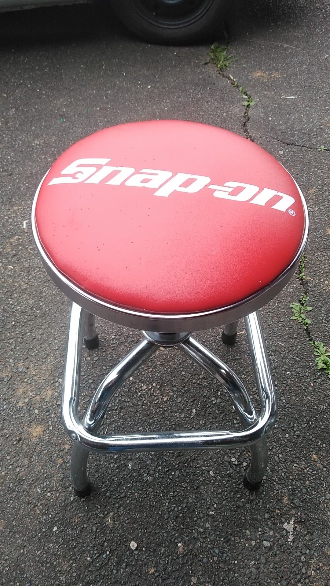Snap on hydraulic mechanics stool