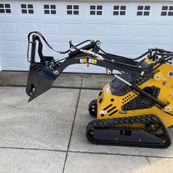 New mini skid w/ hydraulic grapple, standard bucket - serviced / upgraded!!