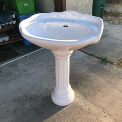 Antique Style Pedestal Sink