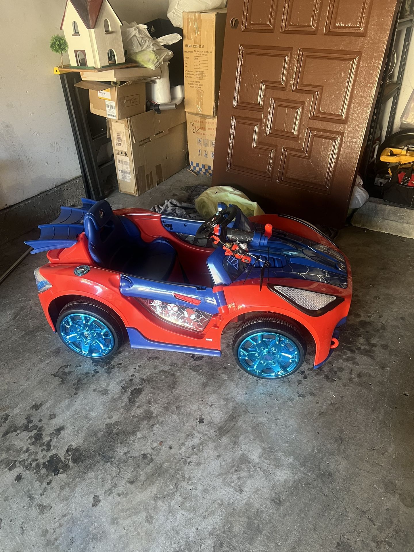 6V Spider-Man Super Car, Battery Powered Ride-on with Lights and Sounds, by Dynacraft