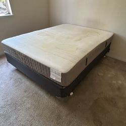 Colchón Queen Size X $90.  El Forro. Es Lavable