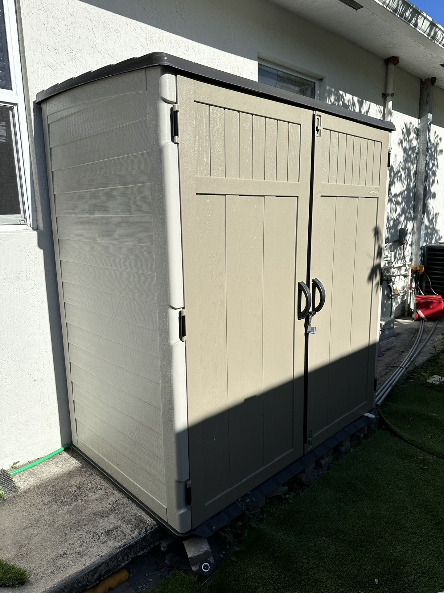 Suncast 6 ft. x 3 ft. Outdoor Storage Shed with Floor Kit *Like New*