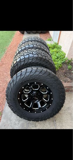 Jeep wheels 285/70/17 Sahara glatiador