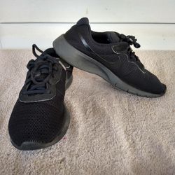 Nike Tanjun
Women's Shoes Size 5.5