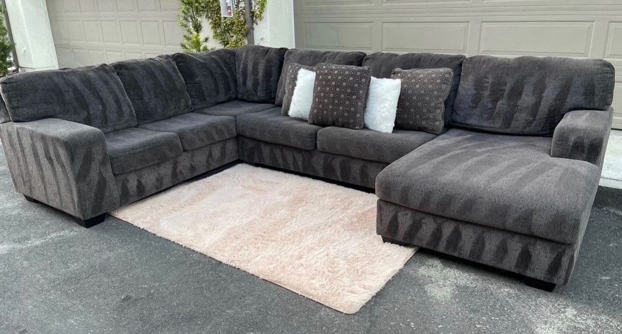 Huge Grey Sectional Couch Sofa From Ashley Furniture In Excellent Condition- FREE DELIVERY 🚛