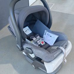 NEW! Uppababy Mesa V2 Infant Car Seat W Base 