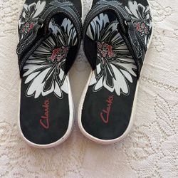 1Pair Clarkd Sandels 