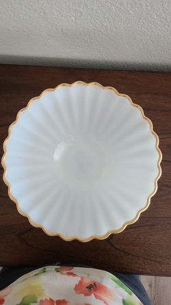 Milk glass bowl 11x5