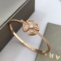 Bvlgari 18k gold flower diamond bracelet elegant women