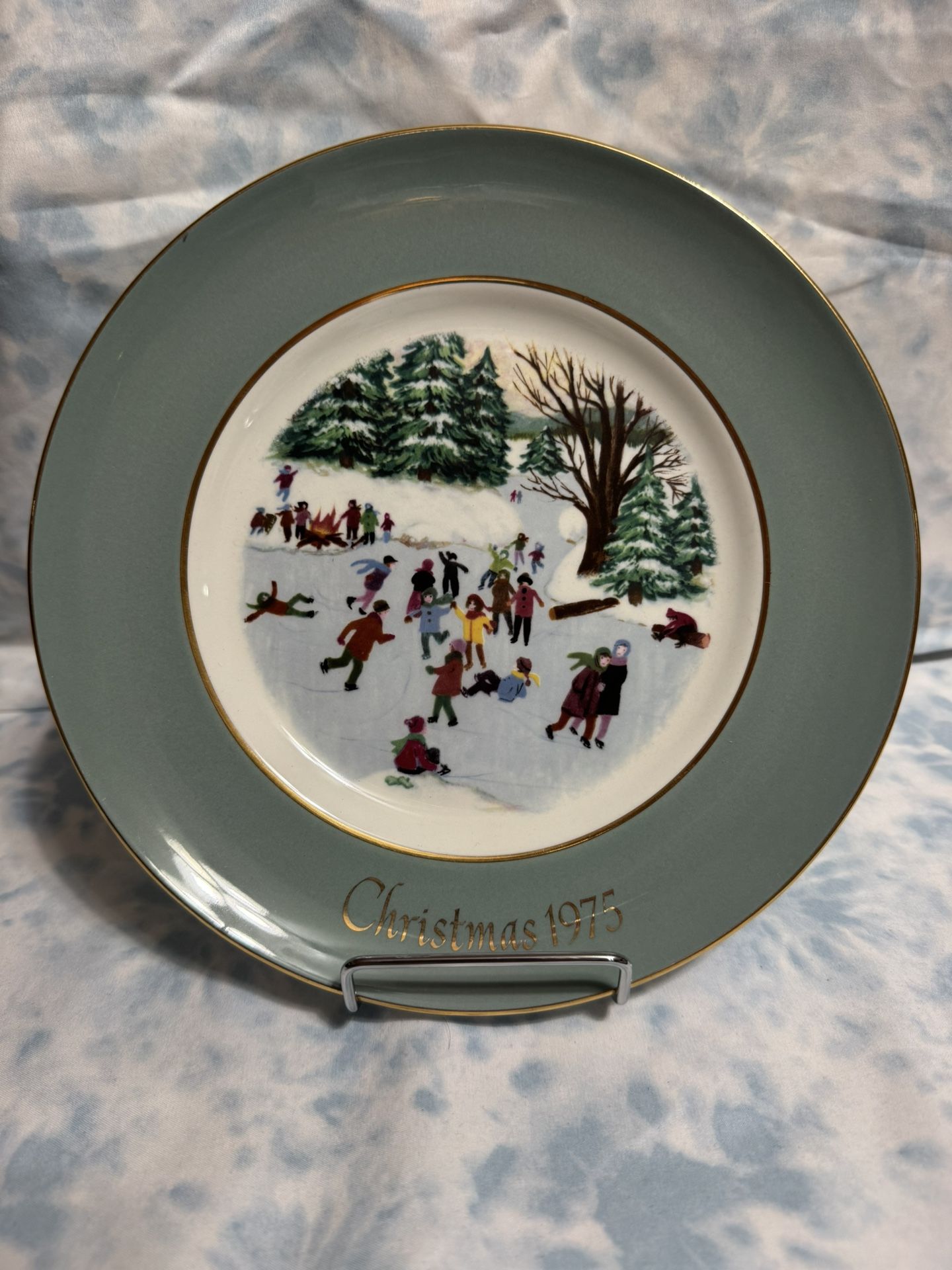 Vintage Avon Christmas Plate “Skaters on the Pond” 1975