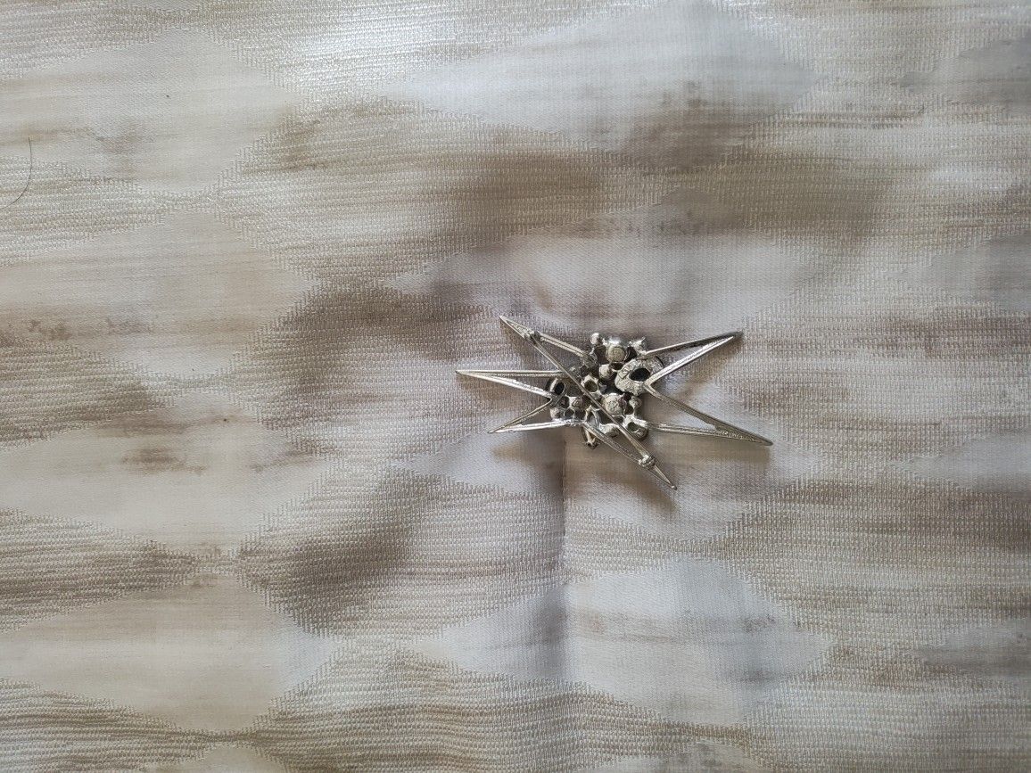 COSTUME JEWELRY BROOCH