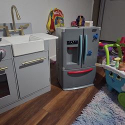 Pretend Play Kitchen/fridge