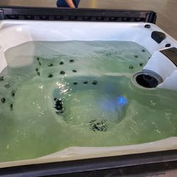 4 MAN HOT TUB