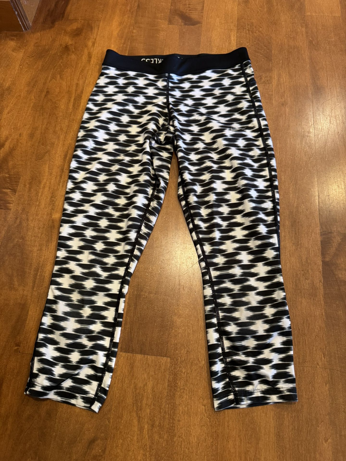 Woman’s Nike Dri Fit Capri Workout Pants Shipping Available