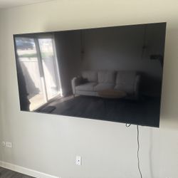 75” Samsung 4K Smart TV (2024) + Wall Mount – Great Condition
