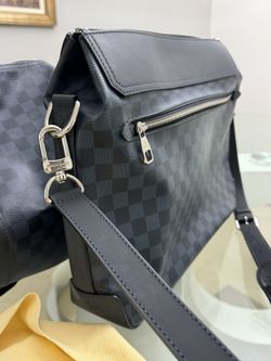 LOUIS VUITTON MESSENGER