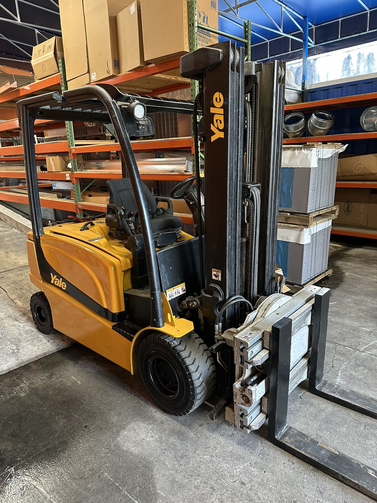 2015 Yale Electric Forklift W/Rotary Forks & NEW Charger