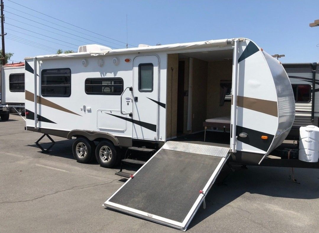 2010 OUTBQCK TOY HAULER  WITH PULL OUT