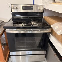 GE Electric Range / Stove – Good Working Condition (Cracked Glass Cooktop