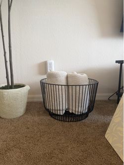 Linen basket decor threshold