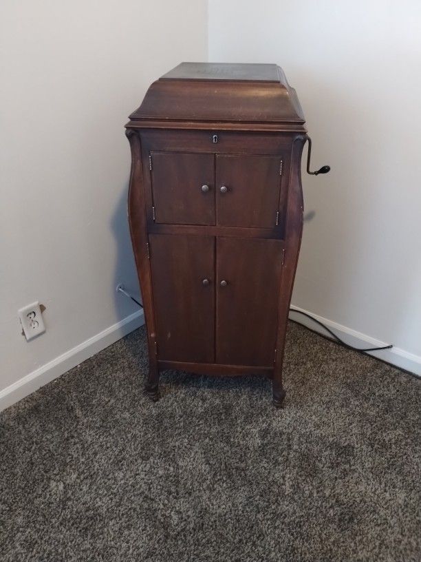 1916 Working Victrola Record Player