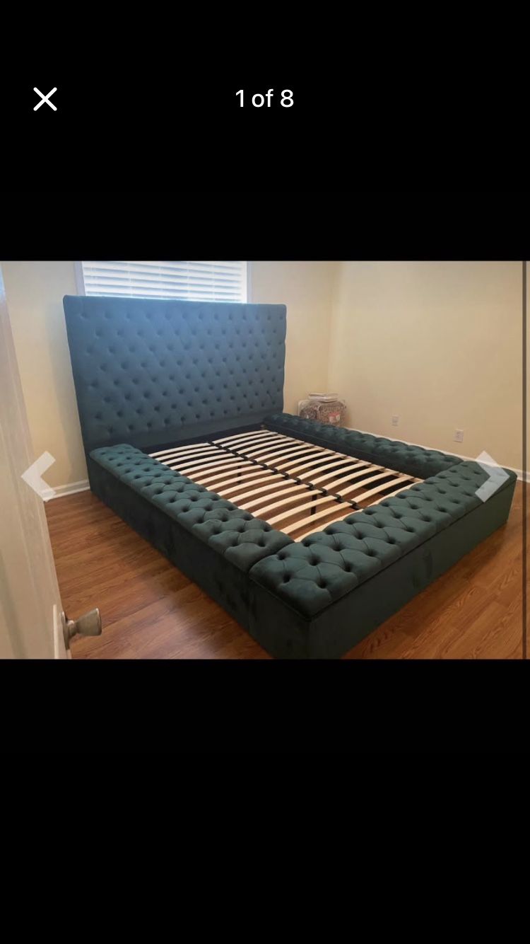 NEW IN BOX GREEN TUFTED VELVET BED