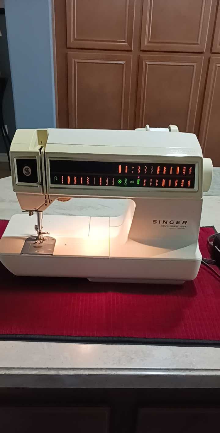 VINTAGE SINGER HIGH QUALITY TOUCH TRONIC 2001 MEMORY MACHINE (COMPUTERIZED STITCHING) WITH ALL ACCESSORIES. PLEASE READ