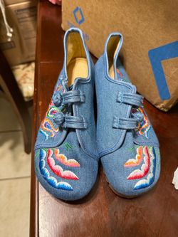 Hanfu or Tang-style footwear size 8 in woman’s