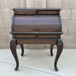 Beautiful Roll Top Desk Excellent Condition!