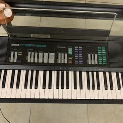 Yamaha PSR-32 61-Key Keyboard / Synthesizer with Power Supply