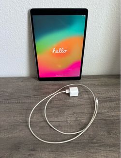iPad Pro 10.5” includes charger and headphones
