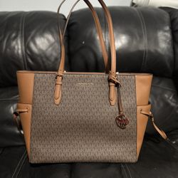 New Michael Kors Bag NEVER USED