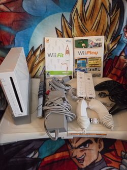 White Nintendo Wii Console Bundle