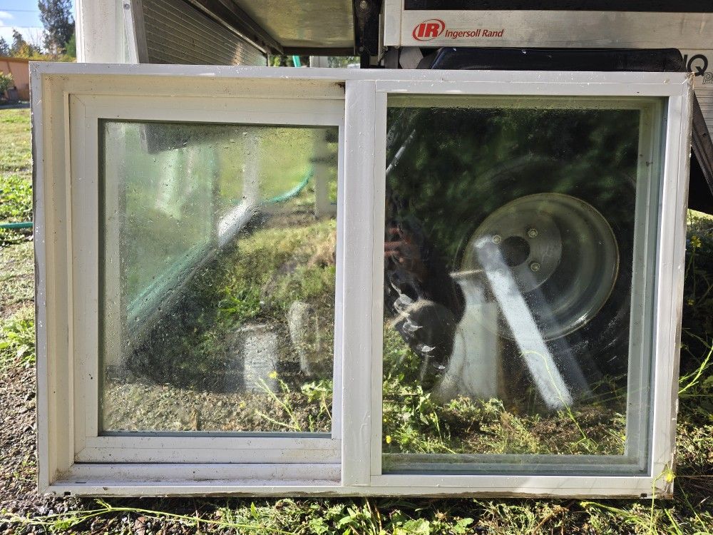 Vinyl Sliding Window 24×24×2.8inches Horizontal for Sell in Tacoma