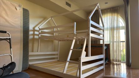 White wood kids bunk bed