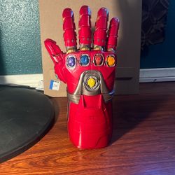INFINITY GAUNTLET - AVENGERS ENDGAME Disney Parks Avengers Vault Iron Man Nano Infinity Gauntlet w/Stones NEW