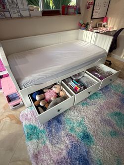 HEMNES IKEA Daybed frame with 3 drawers, white.
