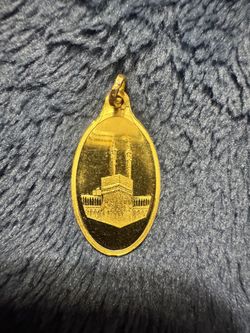 24K Gold 2.5 Gram Oval Mecca Sam Pendant 