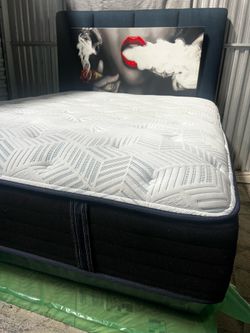 Lovely 🌟🩵Queen 🌟🩵mattress and 🌟🩵box spring