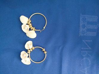 Brand new freshwater pearl cartilage earrings