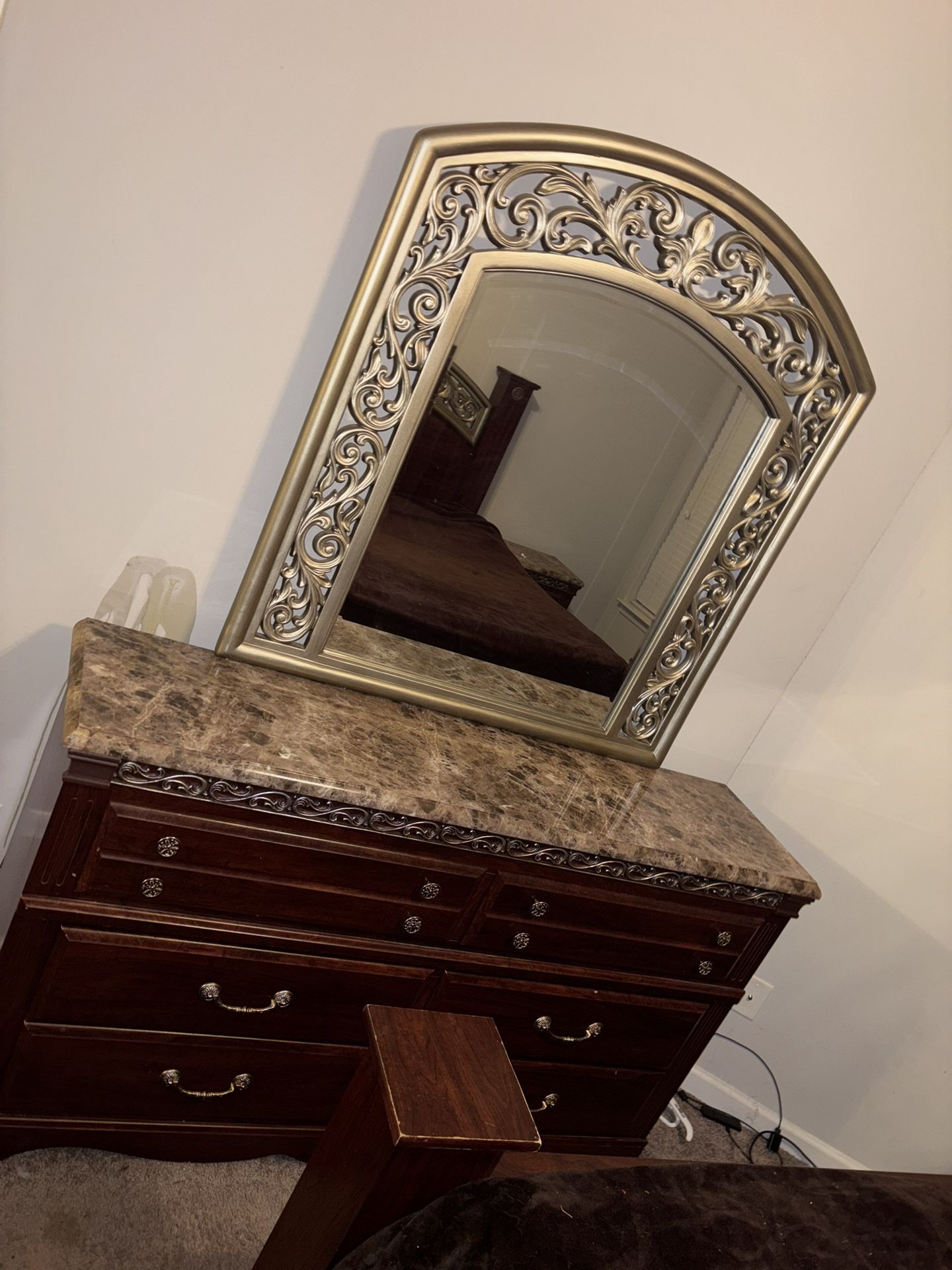 Beautiful 5 Piece Bedroom Set! Triomphe Queen Poster Bed in Cherry 57216