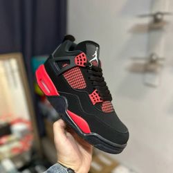 Jordan Air Jordan 4 retro "red thunder" - Red Thunder, a trendy mid-top retro basketball shoe, available in both men's and women's versions, in black 