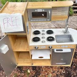 FREE Child’s Play Kitchen!!!