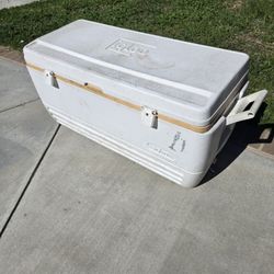 Igloo Polar 152 Q Cooler Big
Good condition
 camping   party  ice chest