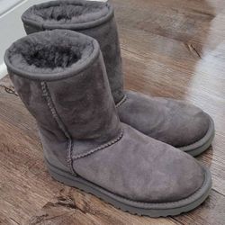 Ugg boots size 5 Pick Up In Mebane 