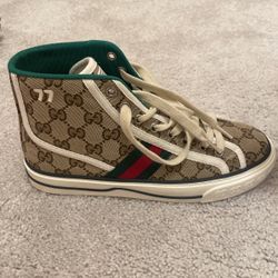 Gucci shoes with hot sale red bottom