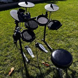  Alesis  7-piece electronic drum Set 